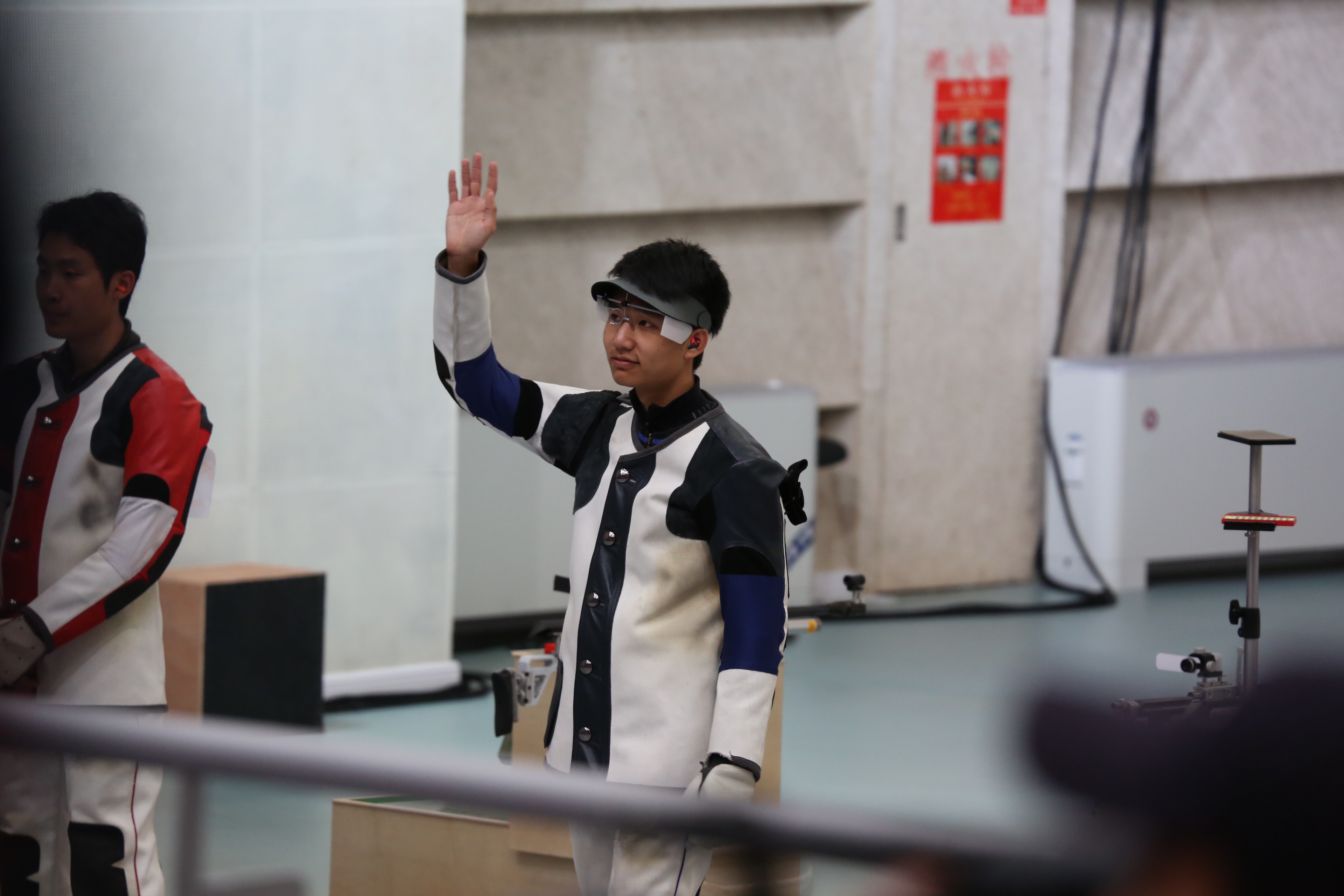 [�����˵�Ӱ
������ʮ��]���Ȼ�������侲�ġ���ϵ����ǹ��