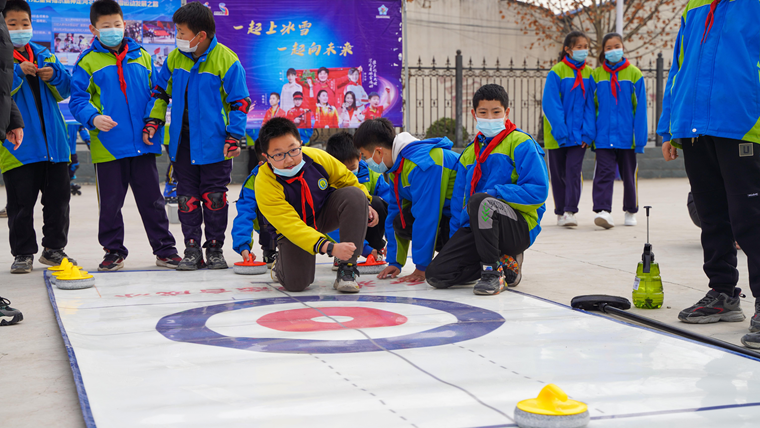 ���ܱ�ѩ���� ���ܿ���ͯ�� ���й�������ӱ����硤��ѩ���񳵡��߽��ӱ�����������Сѧ