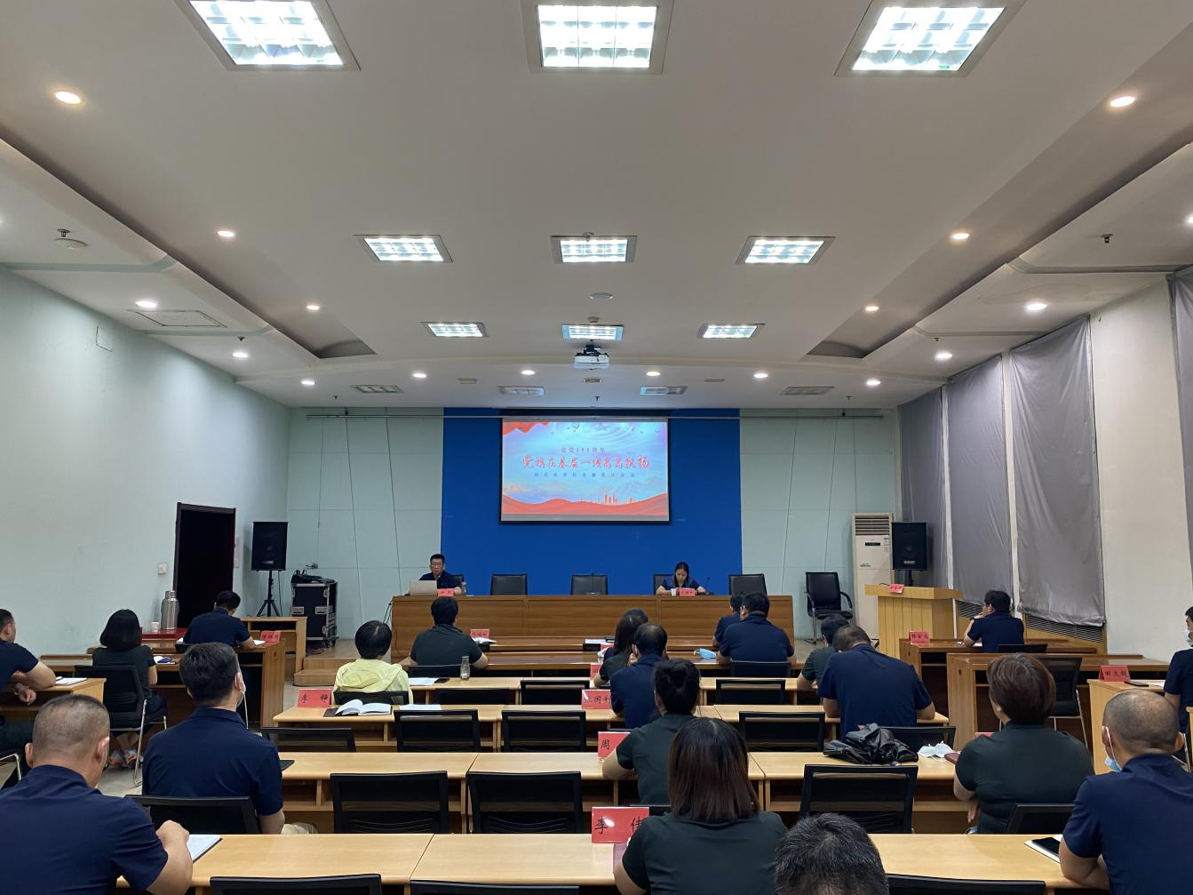 �õ����ڻ���һ�߸߸�Ʈ�� ���������˵�Ӱ
�ݵ���֧��֯��չӭ����һ�����⵳�ջ